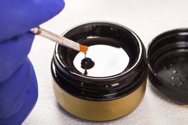 Güzellik salonunda manikür. 