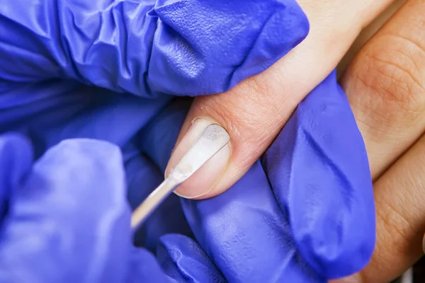 Manicure cura specialistica per unghie dito nel salone di bellezza . — Foto Stock