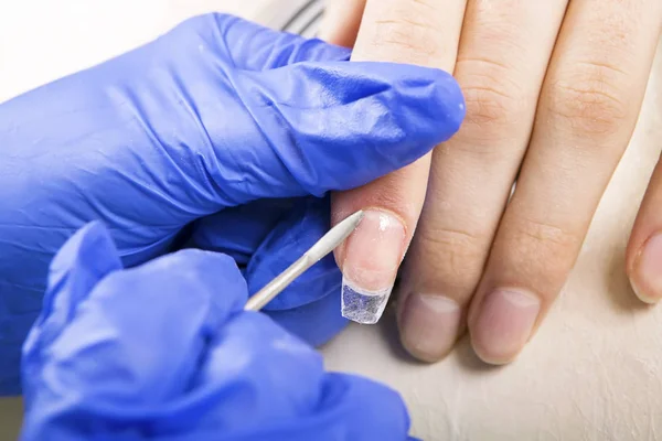 Manicura en salón de belleza . —  Fotos de Stock