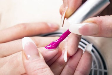 Güzellik salonunda manikür. 