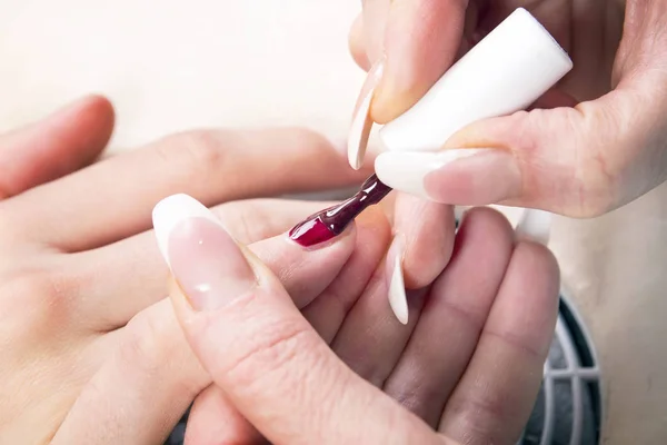 Manicure w salonie piękności. — Zdjęcie stockowe