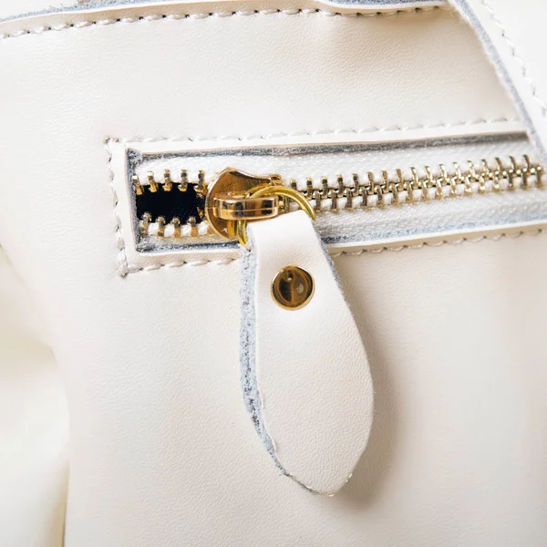 Accessoires op een witte lederen tas — Stockfoto