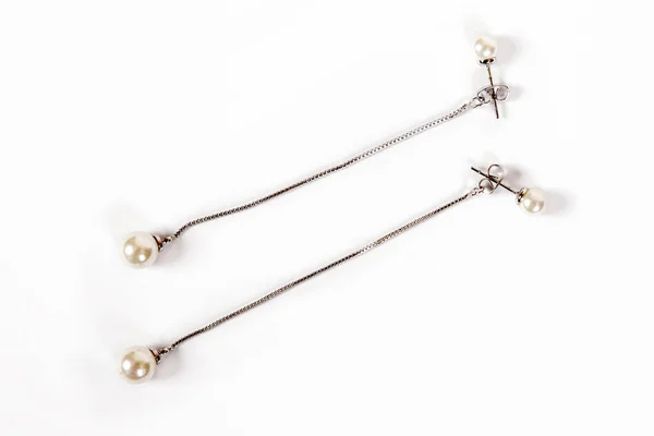 Boucles d'oreilles en argent pour femmes avec perles — Photo