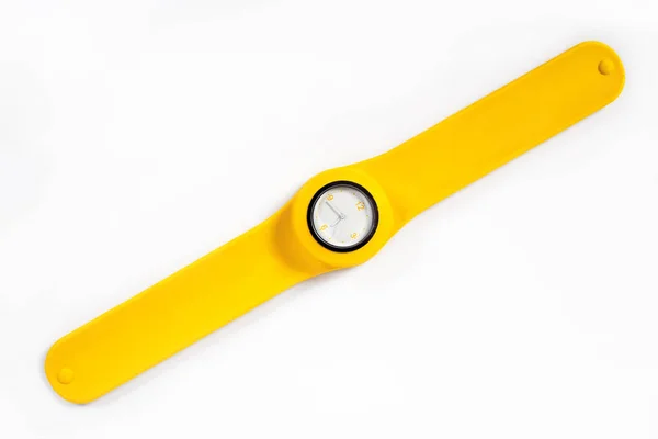 Reloj amarillo en una tanga amarilla flexible — Foto de Stock