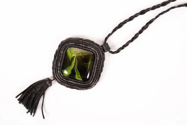 Женское кожаное ожерелье с зеленым камнем — стоковое фото