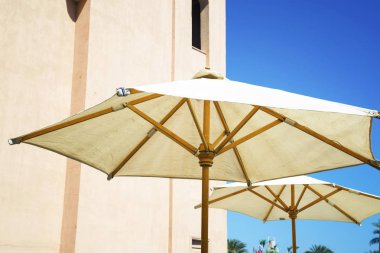 Mavi gökyüzü arka planda şemsiye 