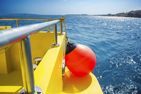 Salvar bóia no convés de um barco . — Fotografia de Stock