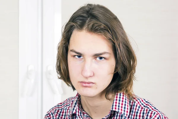 Jovem sério com cabelo comprido — Fotografia de Stock