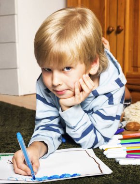 Çocuk bir işareti çizer