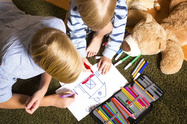 Siblings sitting on the floor and drawing — Stock Photo, Image