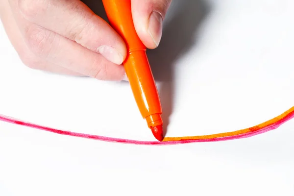 Hand använda orange highlight penna — Stockfoto