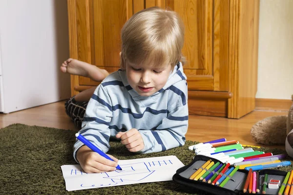 Ragazzo disegna un pennarello — Foto Stock