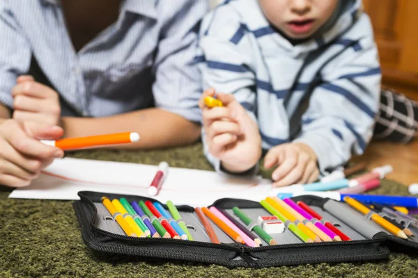 Niños sentados en el suelo y dibujando — Foto de Stock