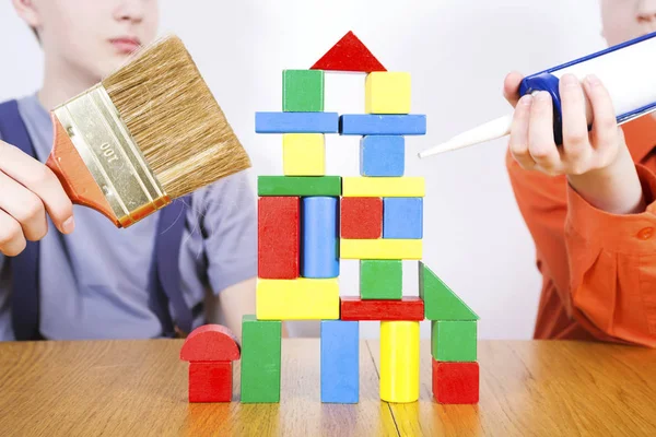 Boys  repair the house from cubes — Stock Photo, Image