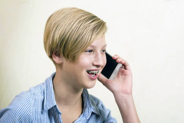 Tonåring med telefonen. — Stockfoto