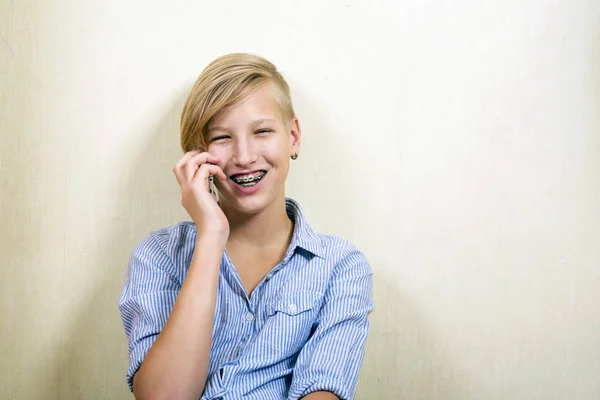 Tonåring med telefonen. — Stockfoto