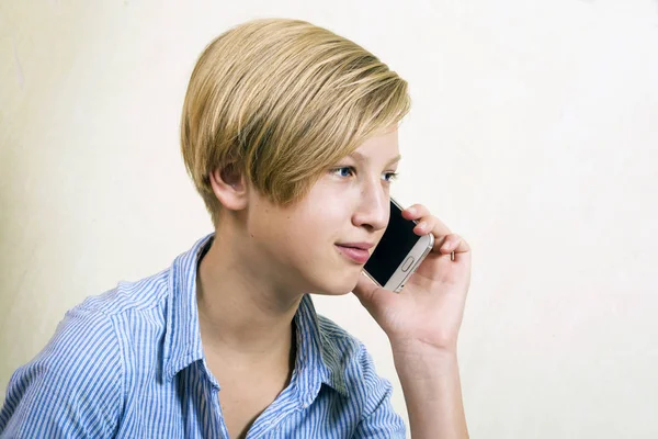 Tonåring med telefonen. — Stockfoto