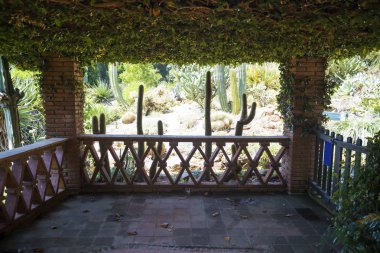 Karanlık bir veranda 