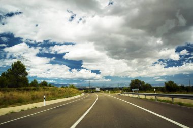 yol mesafe içine uzanır..