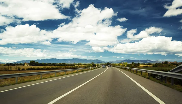 yol mesafe içine uzanır..