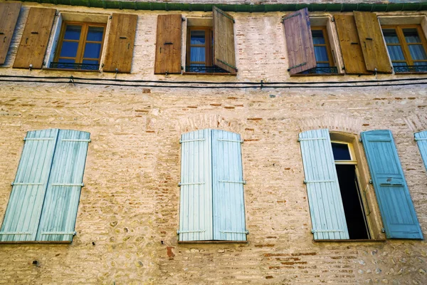 Dettaglio delle finestre con persiane blu — Foto Stock