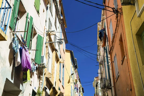 Perpignan, Fransa eski renkli ayrı evlerde cephe. — Stok fotoğraf