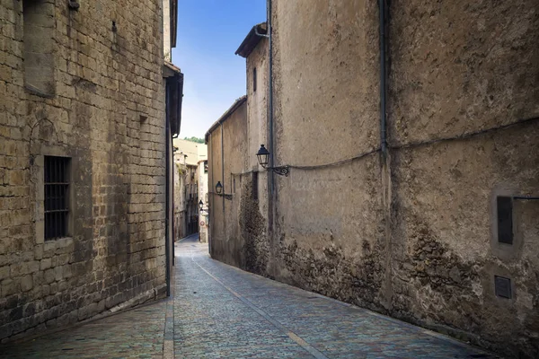Vanha katu Gironassa. Euroopassa. Espanja — kuvapankkivalokuva