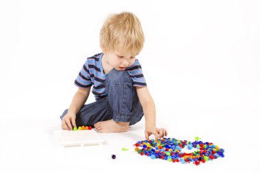 Çocuk bir mozaik ile oynuyor