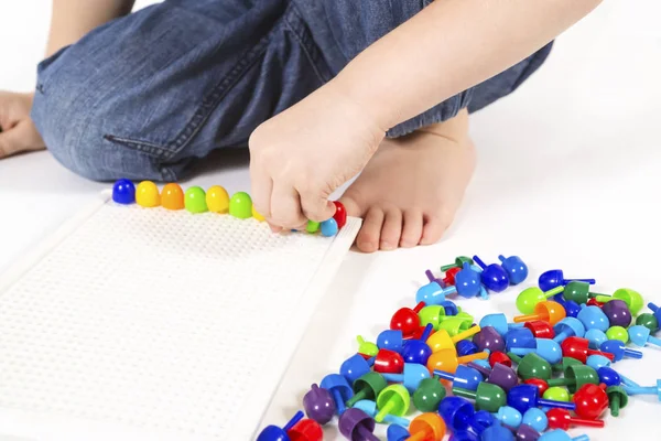 Child plays with a mosaic — Stock Photo, Image