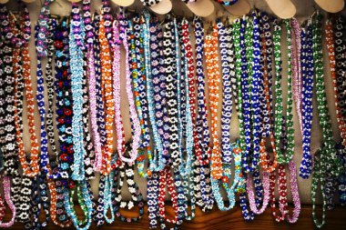  Renkli boncuklar ve bilezikler