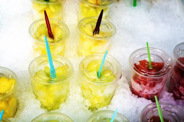 Soğutmalı plastik bardaklarda meyve parçaları