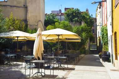 Öğleden sonra sokak kafede boş masalar