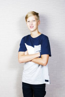 Gülümseyen sarışın çocuk portresi