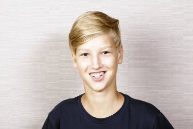 Gülümseyen sarışın çocuk portresi