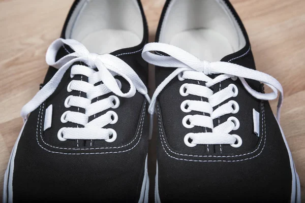 Černé sportovní boty. Moderní obuv. — Stock fotografie