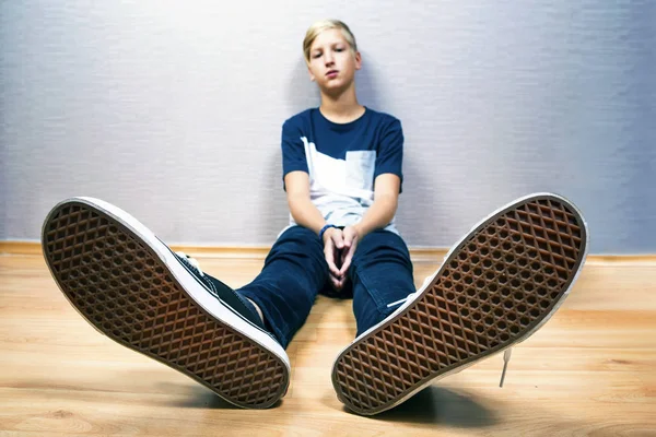 Adolescente senta-se em um chão na sala — Fotografia de Stock