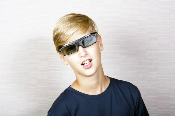 Porträt eines lächelnden blonden Jungen mit Brille — Stockfoto