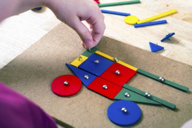 Blok ve çivi ile oynayan çocuk