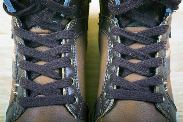 Kahverengi spor ayakkabı bağcıklarımı — Stok fotoğraf