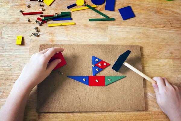 Niño jugando con bloques y clavos —  Fotos de Stock