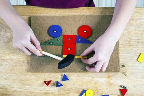 Menino brincando com blocos e unhas — Fotografia de Stock