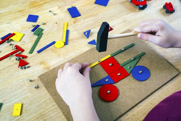 Ragazzo che gioca con blocchi e unghie — Foto Stock