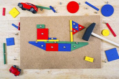 Bloklar, çekiç ve çivi bir tablo 