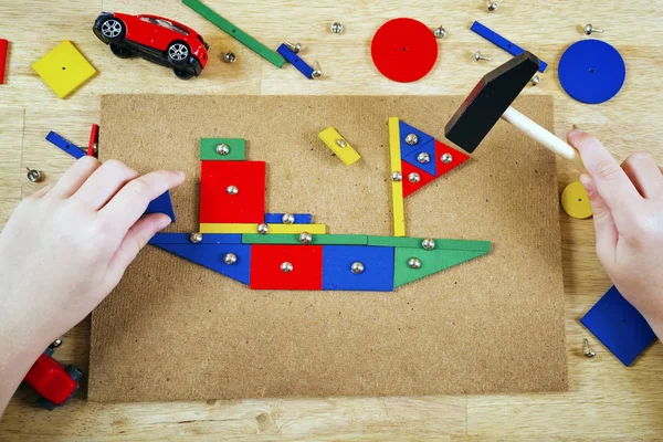 Jongen spelen met blokken en nagels — Stockfoto