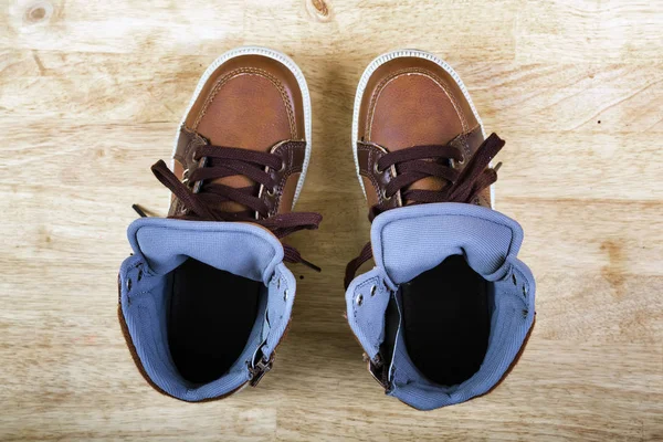 Пара коричневих кросівок з мереживом — стокове фото