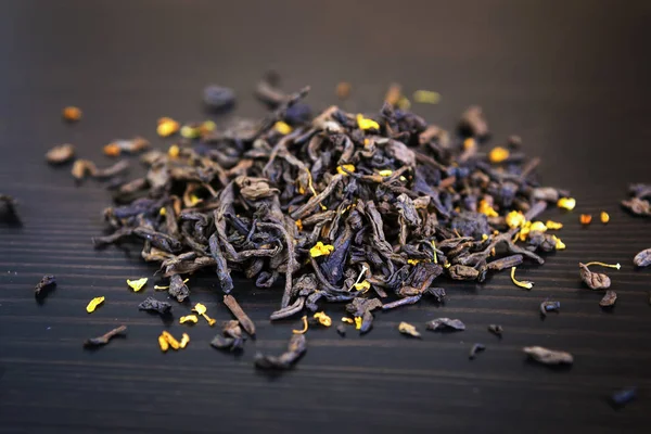 Té y frutas del bosque mixto en un tablero de madera marrón oscuro . — Foto de Stock