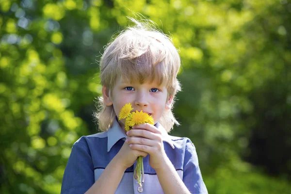 Açık havada dandelions ile sevimli sarışın çocuk — Stok fotoğraf