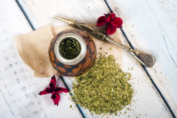 Yerba mate Kupası ve saman — Stok fotoğraf