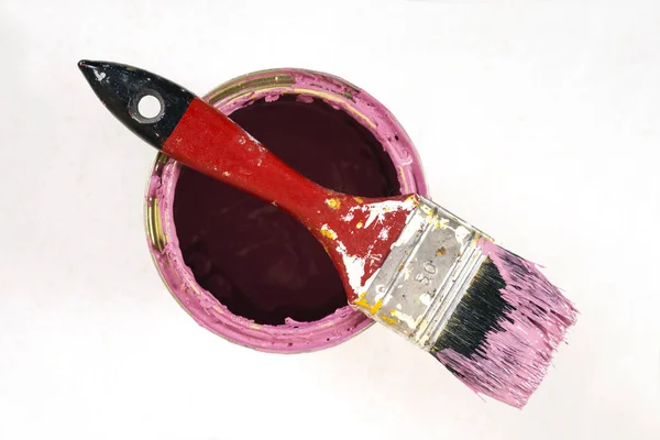 Cheio de lata de tinta rosa e pincel de tinta — Fotografia de Stock