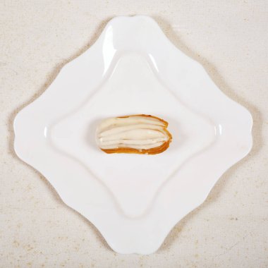 Pasta Kek, beyaz tabak arka plan üzerinde.